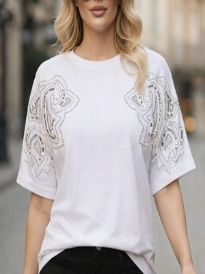 Omuzları Boncuk ve Nakış Işlemeli Tişört