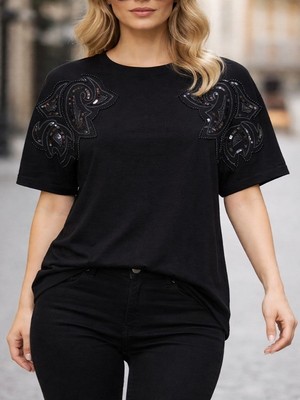 Omuzları Boncuk ve Nakış Işlemeli Tişört