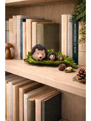 Kirpi Ailesi Dekoratif Biblo – Reçine El Yapımı Görünümlü Masa Üstü Süs 24X11X7.5 cm