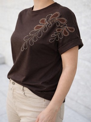 Boncuk ve Nakış Işlemeli Tişört