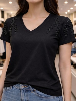 Omuzu Boncuk Işlemeli Tişört