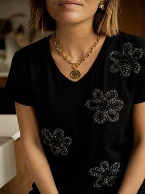 Çiçek Nakış ve Boncuk Işlemeli Tişört