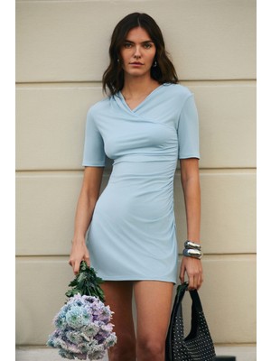 Grimelange Coraje Kadın Yumuşak ve Esnek Kumaşlı Kruvaze Yakalı Büzgü Detaylı Mini Mavi Elbise