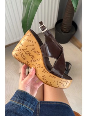 Preshley Kadın Forge Kahve Ruga 10 cm Dolgulu Yazılı Mantar Taban Ayakkabı & Sandalet