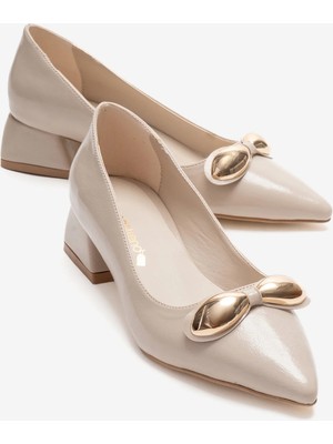 Ccway Kadın Çift Tokalı Sivri Topuklu Ayakkabı; Bej Kırışık