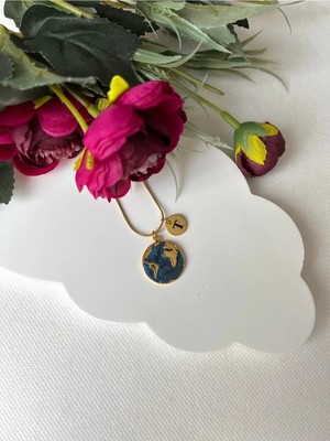 Nergis Collection Dünya Çelik Harfli Koyu Mavi Tasarım Kolye