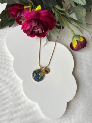 Nergis Collection Dünya Çelik Harfli Koyu Mavi Tasarım Kolye