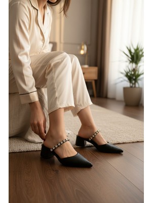 Enoch Kadın Taşlı Bant Detaylı Sivri Burun Alçak Topuklu Terlik