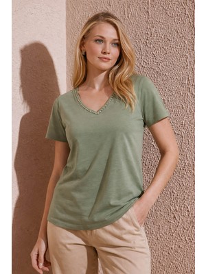 Fashion Friends V Yaka Haki Kadın T-Shirt 26Y0478K1