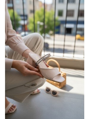 Enoch Kadın Ten Çift Taşlı Bant Detaylı Patent Dokulu Küt Burun Topuklu Terlik