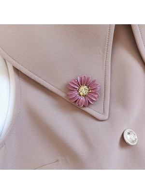 AZKAR El Yapımı Pembe Papatya Broş, Yaka Iğnesi, Ahşap Tozundan Şekillendirilmiş Özel Tasarım, Hediyelik Kadın Aksesuarı