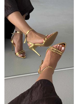 Ayakkabı Prensi Rumi Taşlı Toka Detaylı Bilekten Bantlı Gold Klasik Topuklu Ayakkabı Kadın