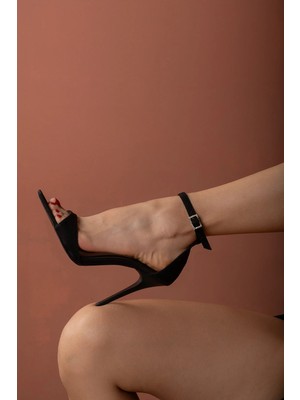 Ayakkabı Prensi Halsey Taşlı Toka Detaylı Bilekten Bantlı Siyah Süet 10 cm   Klasik Topuklu Ayakkabı Kadın