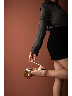 Ayakkabı Prensi Haze Taş Detaylı Bilekten Bantlı Gold 15 cm  Platform  Klasik Topuklu Ayakkabı Kadın