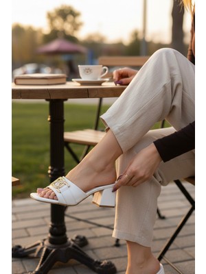 Enoch Kadın Metal Logolu Tek Bantlı Küt Burun Topuklu Terlik