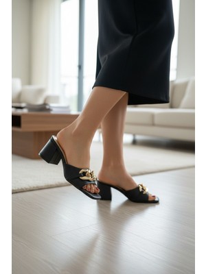 Enoch Kadın Zincir Aksesuarlı Tek Bantlı Küt Burun Topuklu Terlik