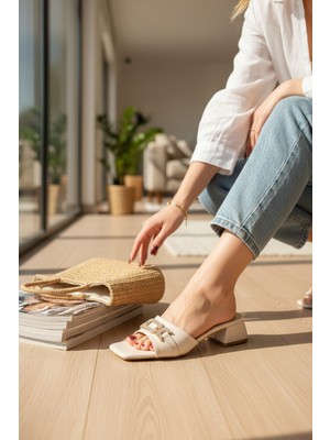 Enoch Kadın Işıltılı Logo Toka Detaylı Tek Bantlı Küt Burun Topuklu Terlik