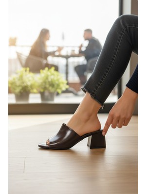 Enoch Kadın Tek Bantlı Küt Burun Topuklu Terlik