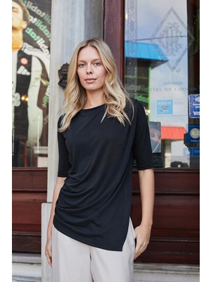 Jument Kadın Likralı Ipeksi Dokulu Modal Penye Kayık Yaka Dirsek Üstü Pileli Asimetrik Bluz-Siyah