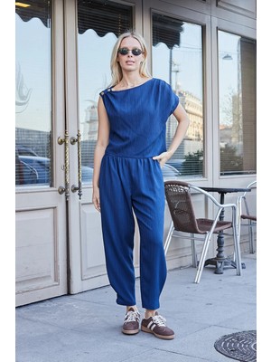 Jument Kadın Keten Görünümlü Kayık Yaka Asimetrik Pileli Büzgülü Bluz-Lacivert