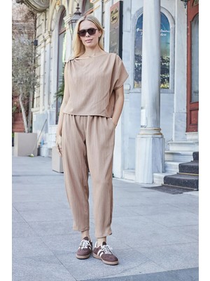 Jument Kadın Keten Görünümlü Kayık Yaka Asimetrik Pileli Büzgülü Bluz-Camel