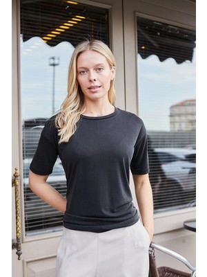 Jument Kadın Likralı Ipeksi Dokulu Modal Penye Geniş Sıfır Yaka Düşük Omuzlı Kısa Kol Bluz-Siyah