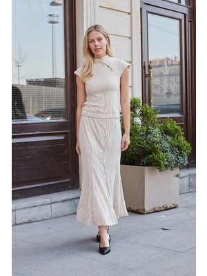 Jument Kadın Desenli Tül Hakim Yaka Düşük Omuzlu Likralı Body Bluz-Bej