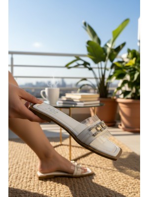 Enoch Kadın Beyaz Ortopedik Tabanlı Şeffaf Bantlı Metal Aksesuar Detaylı Düz Terlik