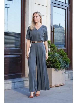 Jument Kadın Ipeksi Yumuşak Tok Kumaş V Yaka Omuzları Büzgülü Bol Paça Pileli Kısa Kol Tulum-Antrasit