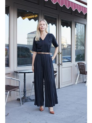 Jument Kadın Ipeksi Yumuşak Tok Kumaş V Yaka Omuzları Büzgülü Bol Paça Pileli Kısa Kol Tulum-Siyah