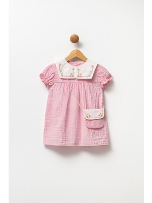 Minipodyum Nakışlı Bebe Yaka %100 Pamuk Müslin Çantalı Kız Bebek elbisesi 9-24 Ay