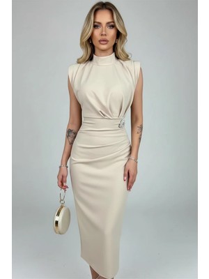 Khi-Zai Kadın Broş Detaylı Balıkçı Yaka Drapeli ve Vatkalı Krep Elbise