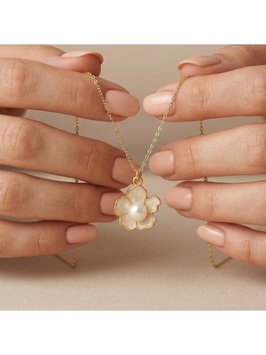 Vaoov 925 Ayar Gümüş Üzeri Altın Kaplama Beyaz Mineli Inci Çiçeği Kolye