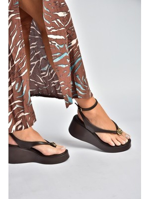 Fox Shoes Y973465909 Kahverengi Parmak Arası Dolgu Tabanlı Kadın Sandalet