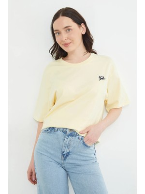 FullaModa Kalp Nakışlı Bisiklet Yaka Salaş Tişört