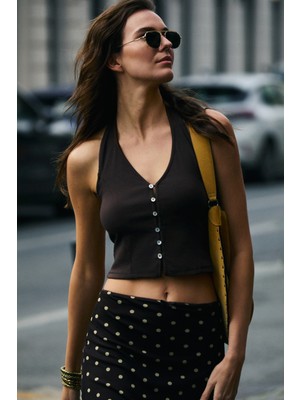 Grimelange Zemkı Kadın Yumuşak ve Esnek Kumaşlı Düğmeli Halter Yaka Kahverengi Bluz