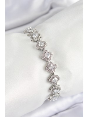 Clariss Pirinç Zirkon Taşlı Yonca Baget Model Gümüş Renk Vıp Seri Kadın Bileklik