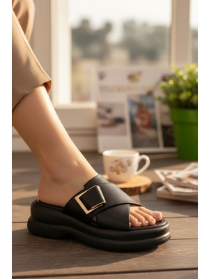 Enoch Kadın Ortopedik Tabanlı Gold Toka Detaylı Çapraz Bantlı Terlik