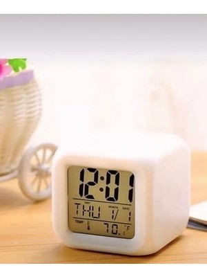 Uray Home Renk Değiştiren Küp Şeklinde Dijital Masa Saati: Alarm, Termometre ve Tarih Özellikli