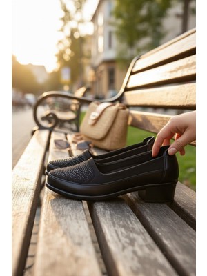 Enoch Kadın Ortopedik Tabanlı Siyah Taş Işlemeli Kısa Kalın Topuklu Anne Ayakkabı