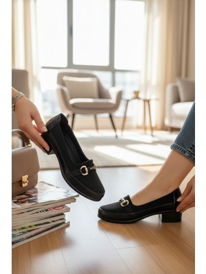 Enoch Kadın Ortopedik Tabanlı Gold Zincir Detaylı Kısa Kalın Topuklu Öğretmen Ayakkabısı