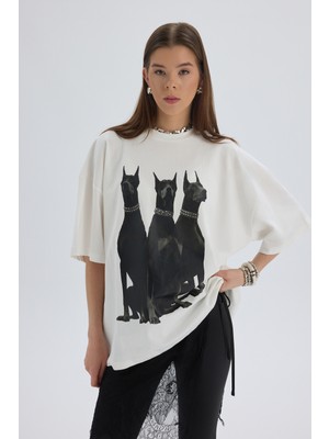 Mai Doberman Pinscher Beyaz Oversize T-Shirt