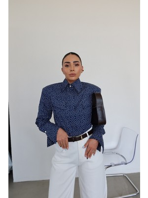 Özge Özgenç Puantiyeli Omuzu Vatkalı Gömlek