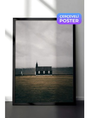 Zestia Siyah Çerçeveli  Duvar Tablosu Izlanda Siyah Kilise Sisli Vadi Manzarası Salon Dekoru