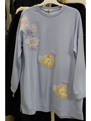 Kado Penye Kumaş Önü Boncuk ve Çiçek Detaylı Yanları Yırtmaç Detaylı Tunik