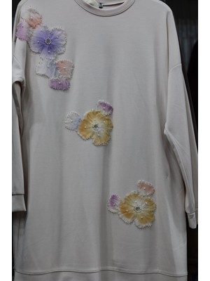 Kado Penye Kumaş Önü Boncuk ve Çiçek Detaylı Yanları Yırtmaç Detaylı Tunik