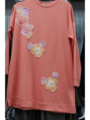 Kado Penye Kumaş Önü Boncuk ve Çiçek Detaylı Yanları Yırtmaç Detaylı Tunik