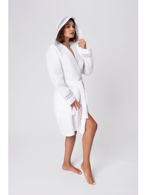 Ellia Soft %100 Pamuklu Yumuşak Pike Kapşonlu Kutulu Dantelli Yazlık Bornoz Beyaz