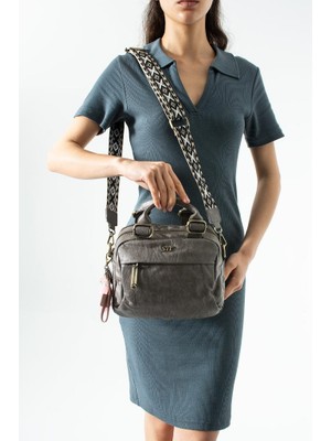 Baginn Vegan Deri Günlük Kadın Postacı Çanta Çapraz Askılı Omuz Çantası Y.s. Deri 27*23 cm Charm Hediyeli