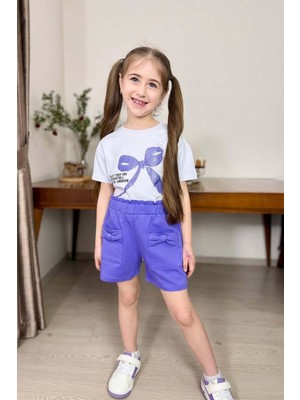 Riccotarz Kız Çocuk Üzerinde Digital Kurdela Basklı T-Shirt ve Fiyonk Cep Detaylı Lila Şortlu Takım